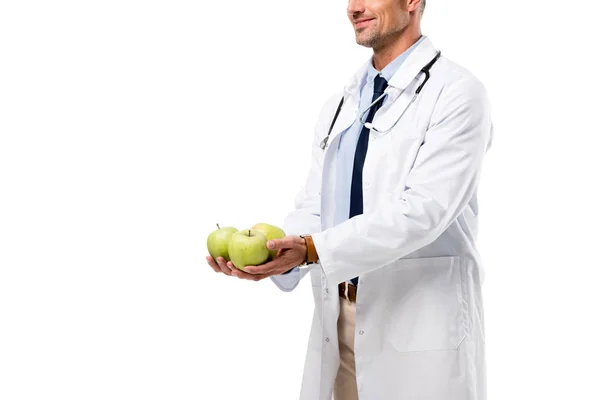 Ausgeschnittene Ansicht eines Arztes, der frische Äpfel in Händen hält, isoliert auf weißem, gesundem Ernährungskonzept — Stockfoto