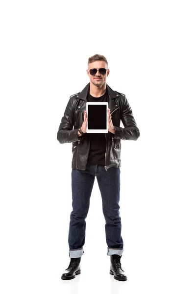 Élégant homme adulte en veste en cuir présentant tablette numérique avec écran blanc isolé sur blanc — Photo de stock