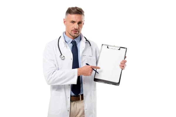 Серйозний лікар з ручкою дивиться на камеру і вказує на діагноз ізольовано на білому — стокове фото