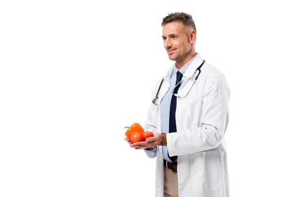 Erwachsener Arzt hält Gemüse in den Händen, isoliert auf weißem, gesundem Ernährungskonzept — Stockfoto