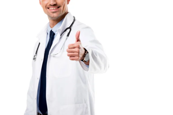 Vista parcial del médico sonriente haciendo el pulgar hacia arriba signo aislado en blanco - foto de stock