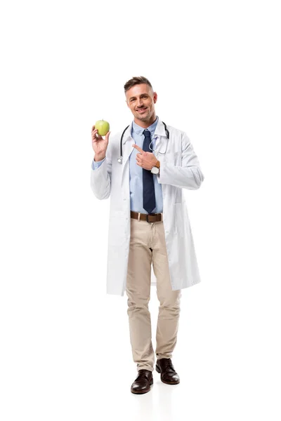 Gutaussehender Arzt zeigt mit dem Finger auf Apfel, weißes, gesundes Ernährungskonzept — Stockfoto