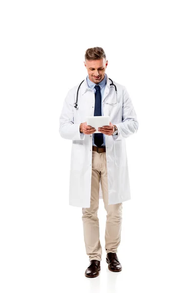 Médico sonriente usando tableta digital aislada en blanco - foto de stock