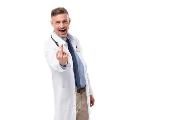 Збуджений лікар, що показує середній палець ізольовано на білому — стокове фото