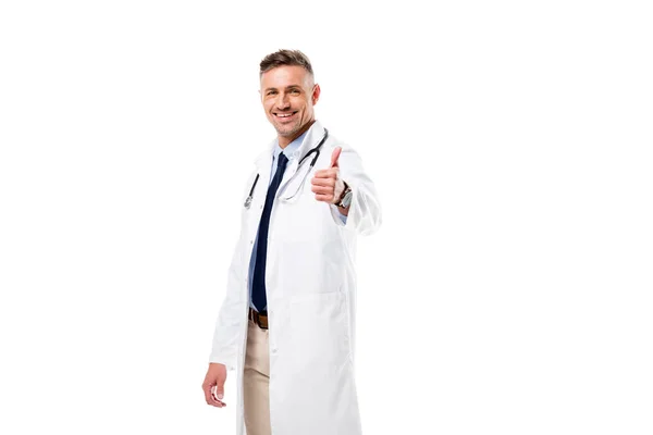 Лікар дивиться на камеру і робить великий палець знак вгору ізольовано на білому — стокове фото