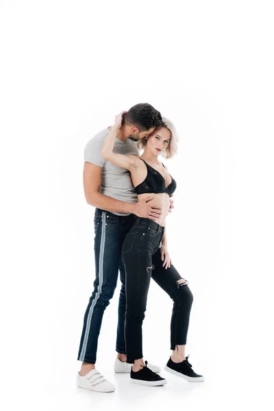 Hermosa pareja heterosexual apasionadamente abrazo aislado en blanco - foto de stock