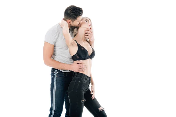 Junge heterosexuelle Paar leidenschaftlich umarmen isoliert auf weiß — Stockfoto