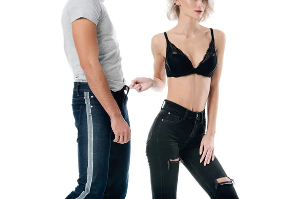 Vue recadrée de la femme en soutien-gorge joliment toucher jeans homme isolé sur blanc — Photo de stock