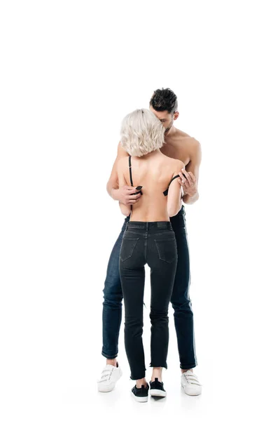 Homme torse nu soutien-gorge dézippant de femme blonde isolée sur blanc — Photo de stock