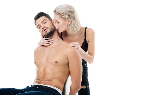 Sexy Freundin berührt gutaussehenden hemdlosen Freund isoliert auf weiß — Stockfoto