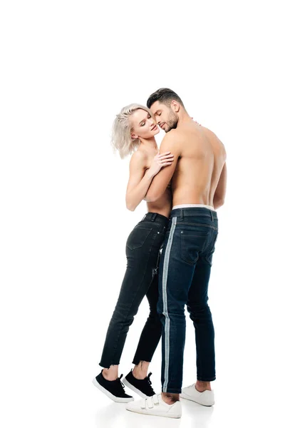 Hombre sin camisa sosteniendo mujer en apasionado abrazo aislado en blanco - foto de stock