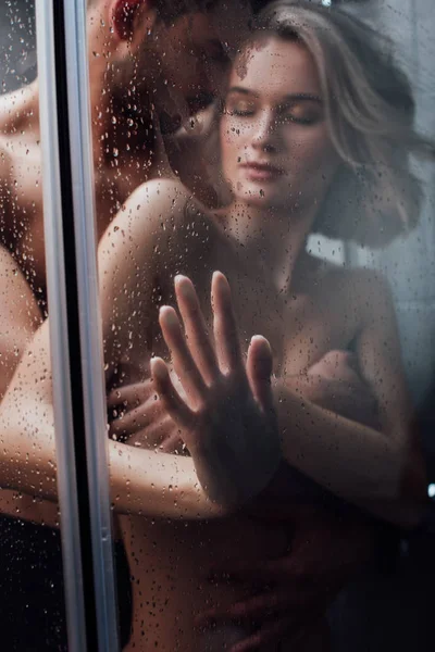 Homme affectueux étreignant passionnément femme attrayante dans la douche — Photo de stock