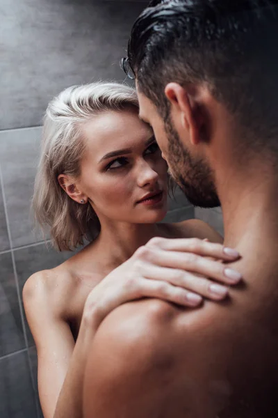 Bela jovem mulher apaixonadamente olhando para o homem no chuveiro — Fotografia de Stock