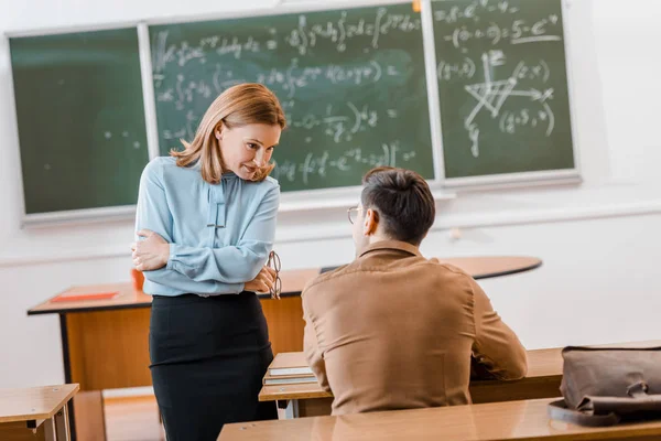 Profesora y estudiante durante el examen en el aula - foto de stock