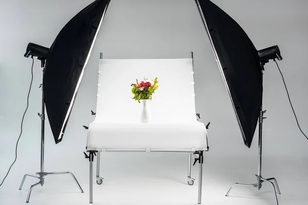 Schöner Blumenstrauß in Vase in professionellem Fotostudio arrangiert — Stockfoto