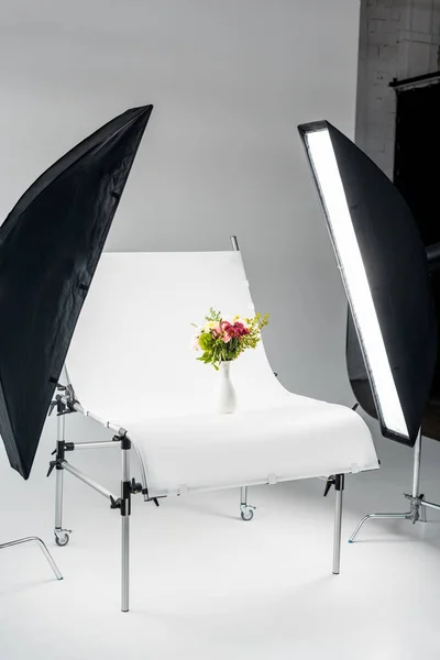 Blumenstrauß in Vase in professionellem Fotostudio arrangiert — Stockfoto