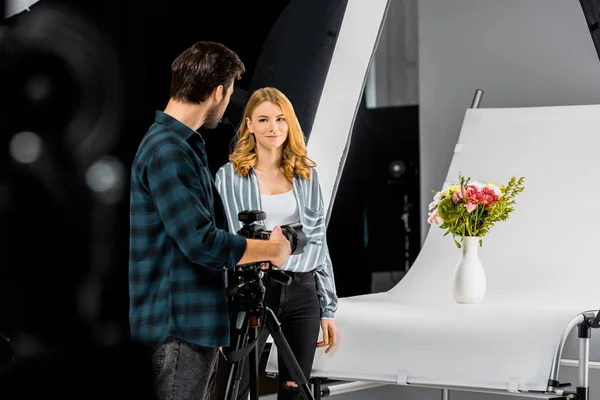 Messa a fuoco selettiva di giovani fotografi che fotografano bellissimi fiori in studio fotografico — Foto stock