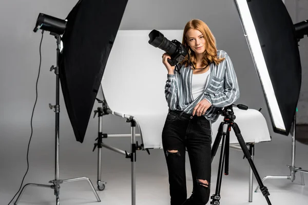 Attrayant jeune photographe femme travaillant dans un studio photo professionnel — Photo de stock