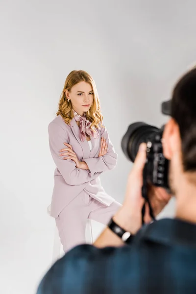 Tiro cortado de fotógrafo atirando bela jovem no estúdio de fotos — Fotografia de Stock