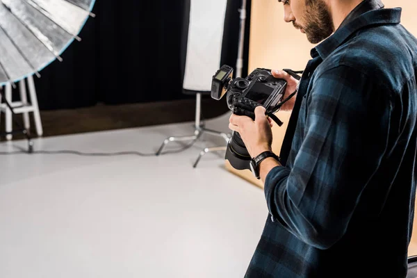 Schnappschuss einer hübschen jungen Fotografin mit Kamera im Fotostudio — Stockfoto