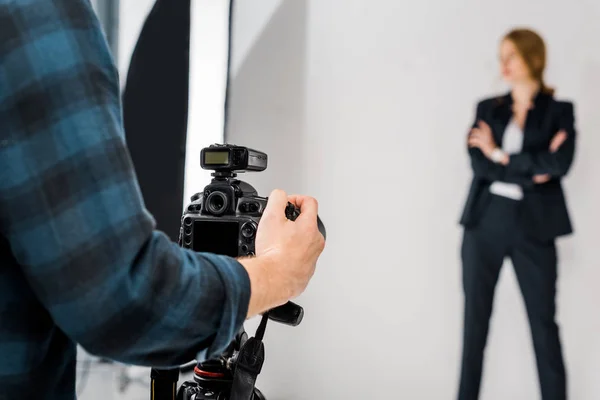 Tiro recortado de fotógrafo com câmera fotografar modelo bonito em estúdio — Fotografia de Stock