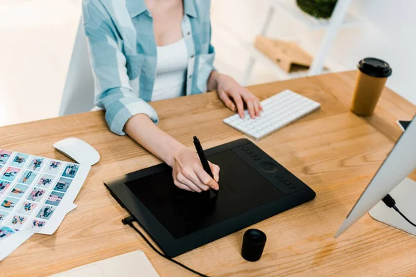 Cropped shot of retoucher working with desktop computer and drawing tablet — Stock Photo