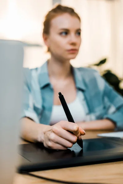 Visão de perto de retoque feminino jovem usando tablet desenho no local de trabalho — Fotografia de Stock