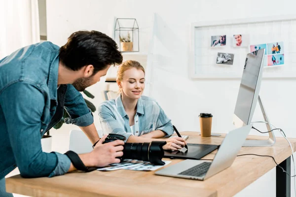 Fotógrafos jóvenes profesionales que utilizan tableta de dibujo y fotos de retoque — Stock Photo