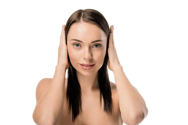 Belle femme nue fermer les oreilles et sourire à la caméra isolé sur blanc — Photo de stock