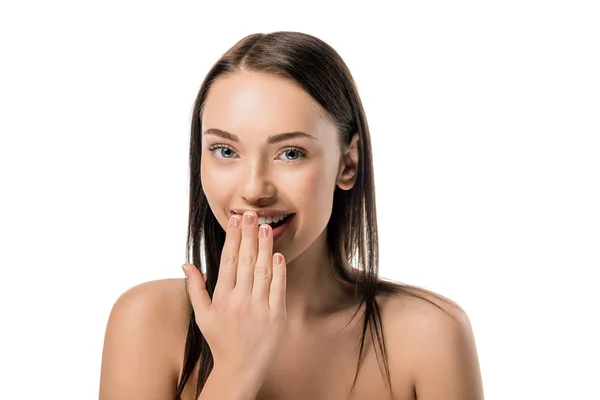 Schöne nackte Frau mit der Hand auf dem Mund lächelt in die Kamera isoliert auf weiß — Stockfoto