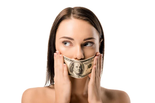 Giovane donna nuda con banconota dollaro in bocca guardando lontano isolato su bianco — Foto stock