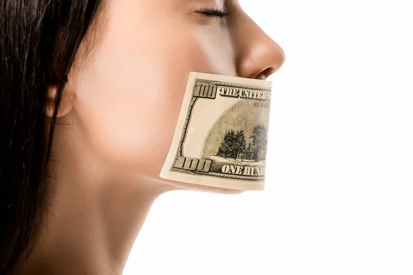 Colpo ritagliato di donna con banconota da un dollaro in bocca e occhi chiusi isolati su bianco — Foto stock