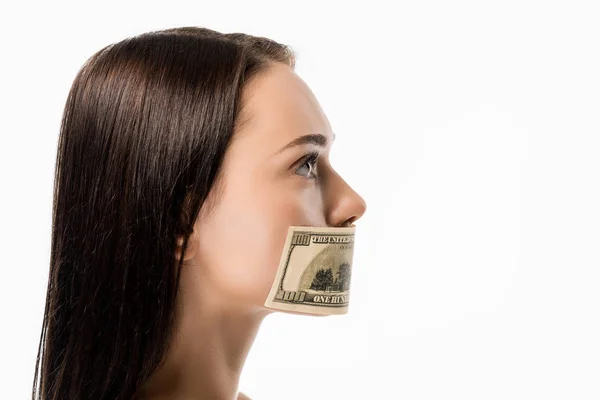 Vista laterale della donna con banconota da un dollaro sulla bocca distogliendo lo sguardo isolato sul bianco — Foto stock