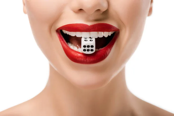 Plan recadré de jeune femme tenant des dés dans des dents isolées sur blanc — Photo de stock