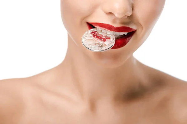 Обрезанный снимок обнаженной девушки с биткойном в зубах, изолированных на белом — стоковое фото