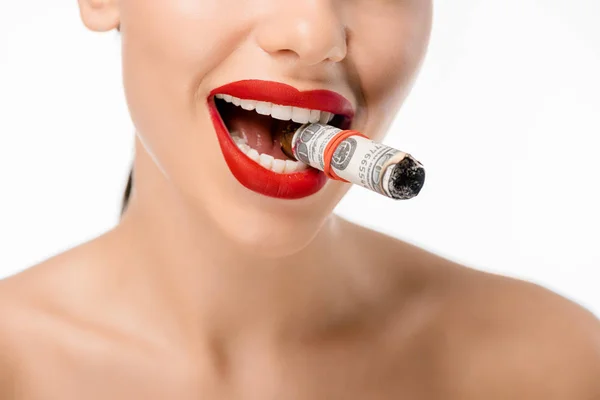 Plan recadré de femme nue heureuse fumant roulé billets en dollars isolés sur blanc — Photo de stock