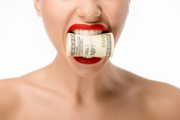 Tiro recortado de mujer sosteniendo billetes en dólares laminados en dientes aislados en blanco - foto de stock