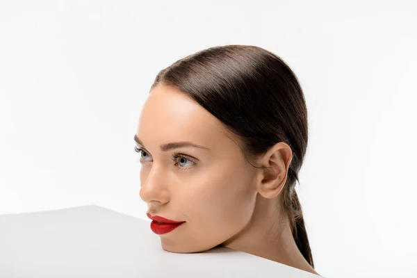 Красива молода жінка з червоними губами дивиться ізольовано на білому — стокове фото
