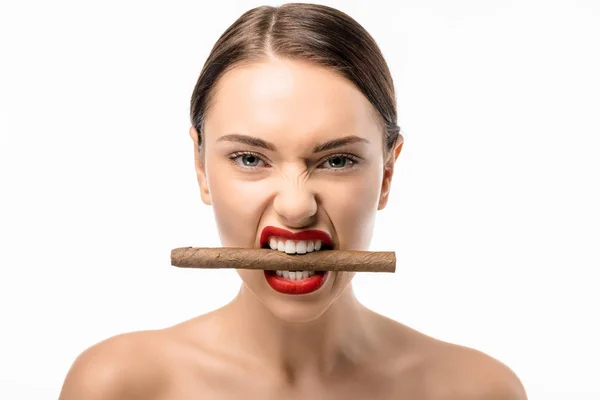 Hermosa chica desnuda sosteniendo cigarro en los dientes y mirando a la cámara aislada en blanco - foto de stock