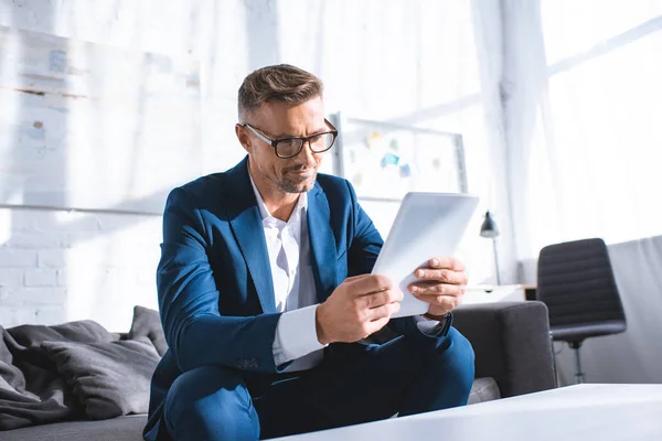 Gutaussehender Geschäftsmann mit Videoanruf auf digitalem Tablet — Stockfoto