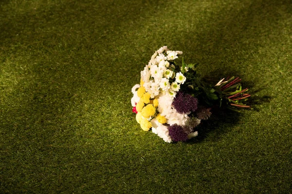 Букет квітів на зеленій траві з копією простору — стокове фото