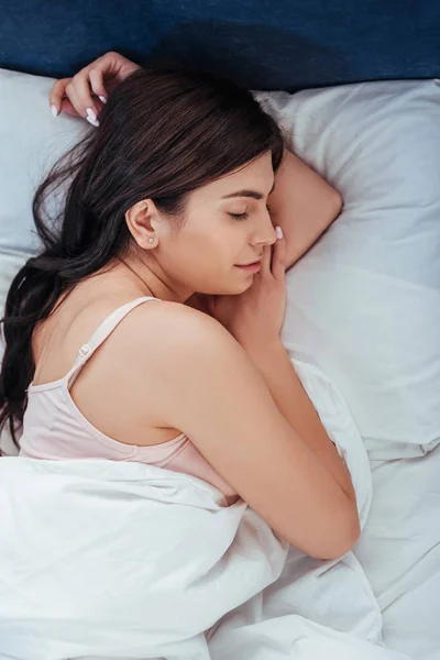 Vue grand angle de belle femme dormant dans son lit le matin à la maison — Photo de stock