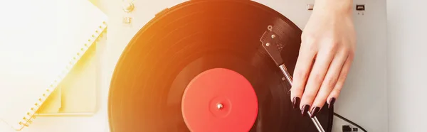 Cropped view of woman playing vinyl record on vintage player — Stock Photo