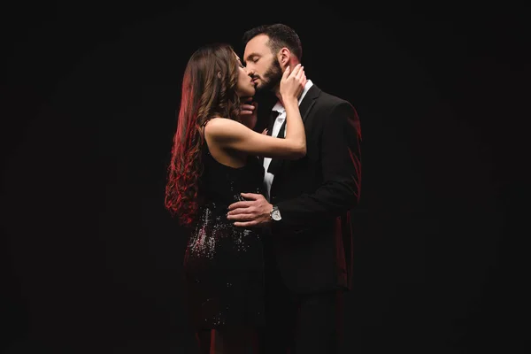 Attraktive sinnliche Paar umarmt und küsst isoliert auf schwarz — Stockfoto