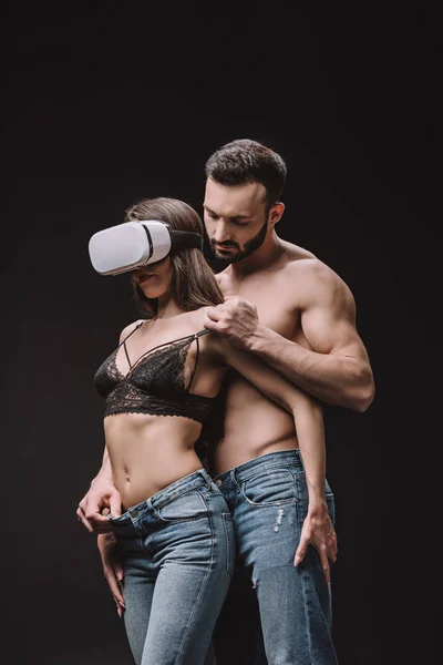 Belo casal apaixonado no fone de ouvido realidade virtual isolado no preto — Fotografia de Stock