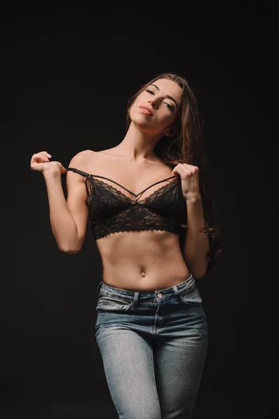 Bela menina sexual posando em sutiã de renda isolado no preto — Fotografia de Stock