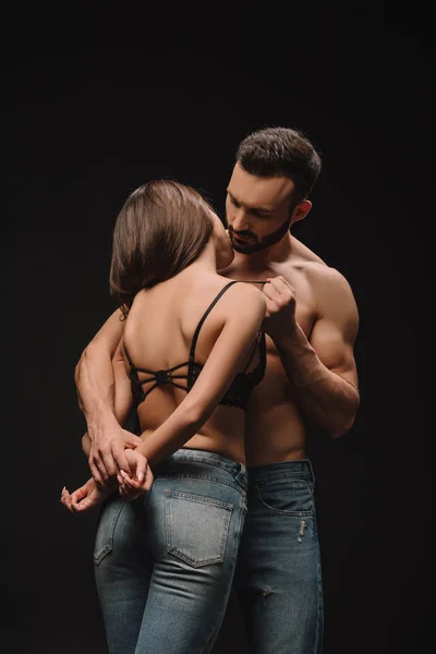 Hermosa sensual pareja abrazo aislado en negro - foto de stock