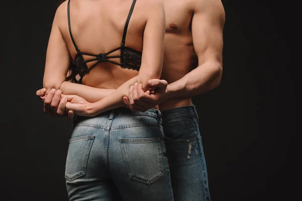 Vista recortada de pareja apasionada abrazo aislado en negro - foto de stock