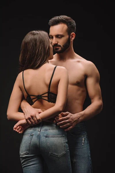 Apaixonado casal abraço isolado no preto — Fotografia de Stock