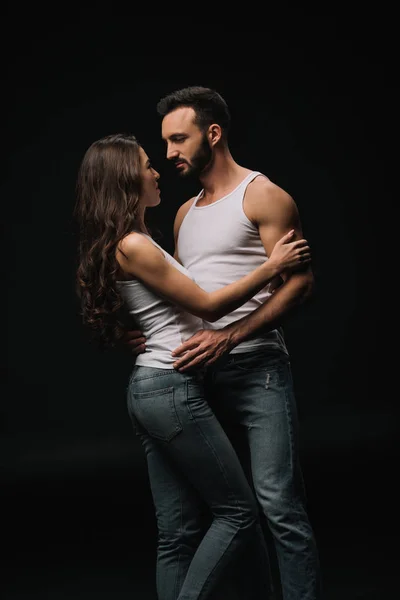 Heterossexual casal abraço isolado no preto — Stock Photo